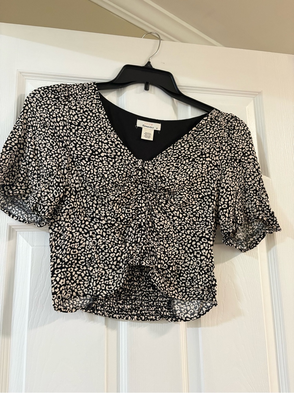 URBAN Romantics Black and White Leopard-Print V-Neck Cropped Top